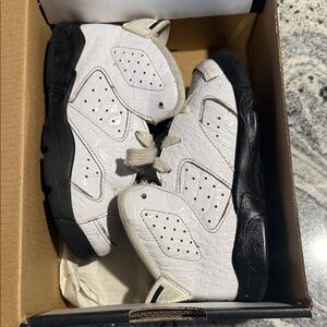 Jordan 6 Retro “Alligator” White and Black Textured Sneakers